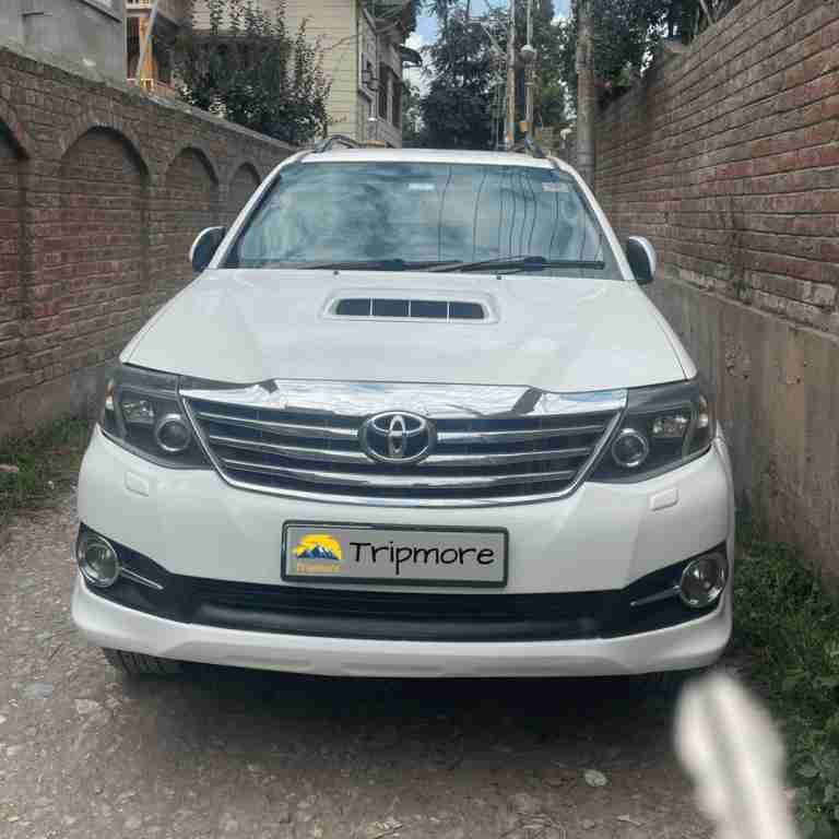 Fortuner taxi near Srinagar Railway Station