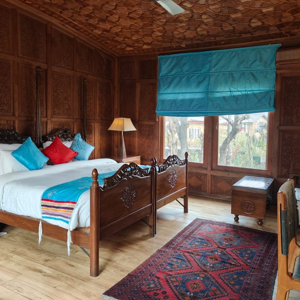 deluxe houseboat rooms