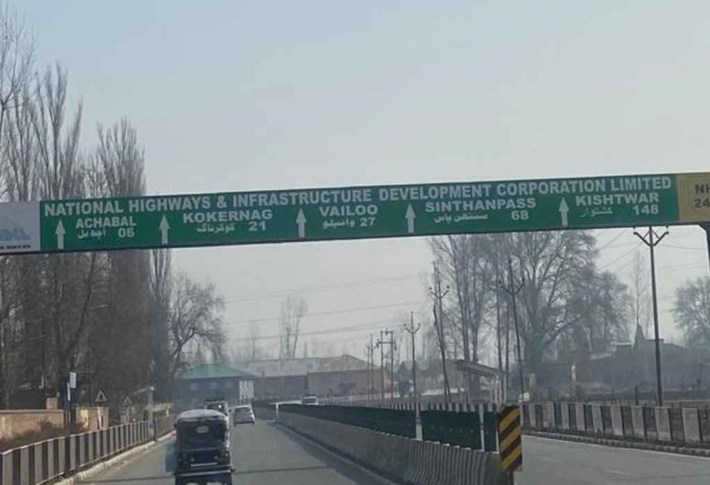 Where we can find snow in kashmir