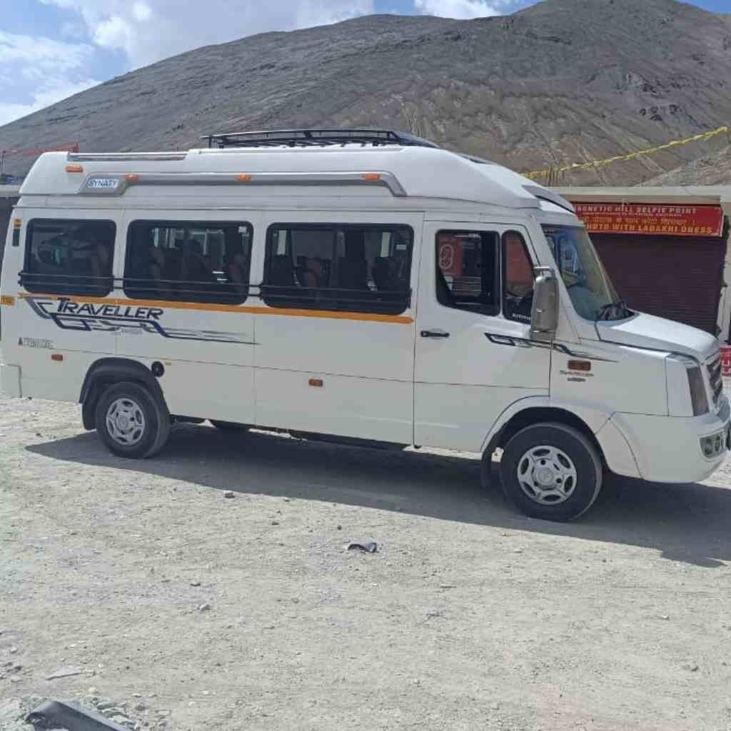 Ladakh to Srinagar tempo