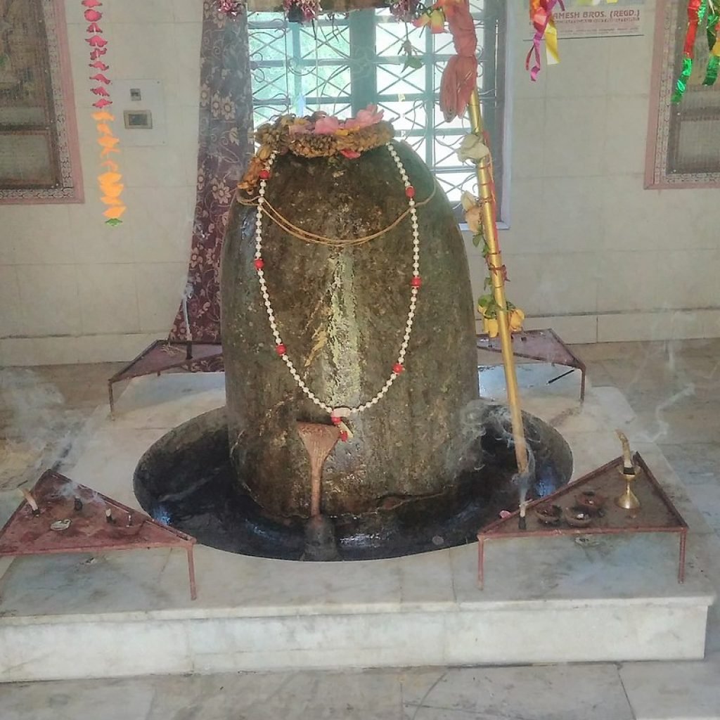800px-Shiv_Lingam_in_Zaethyar