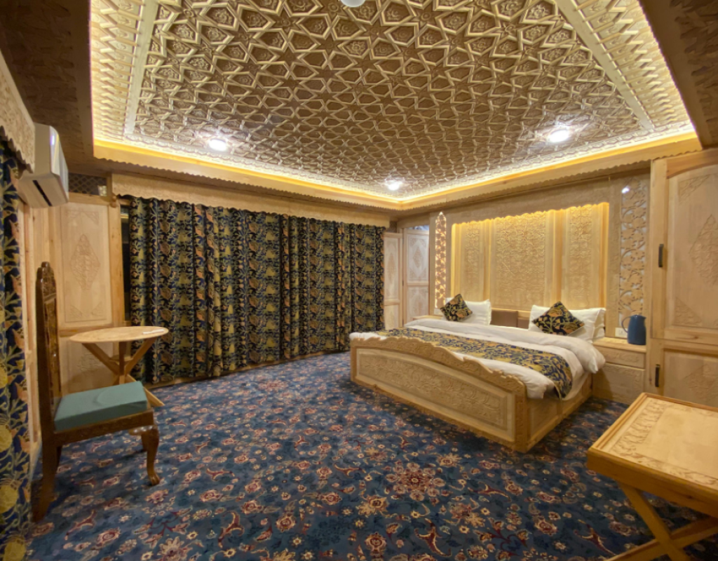 Anarkali Houseboat Room