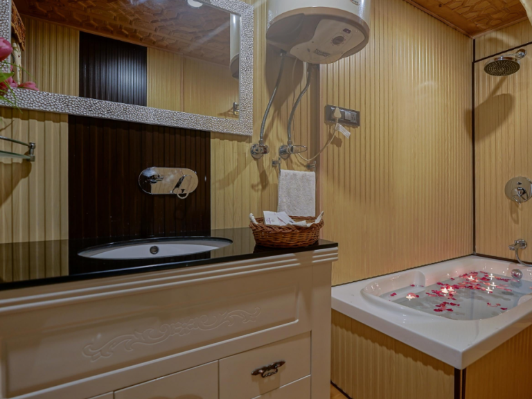 Gurkha Houseboat Jacuzzi Gurkha Houseboat Jacuzzi
