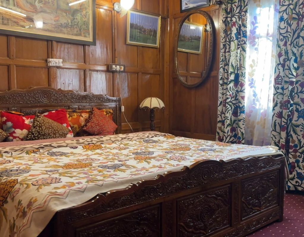 Harmony Houseboat Room