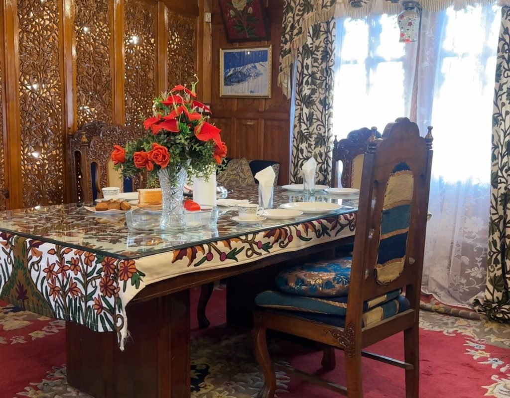 Harmony houseboat dining