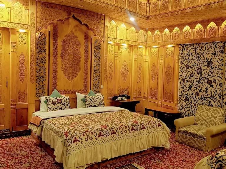 Harmukh Houseboat master pamposh room Harmukh Houseboat master pamposh room