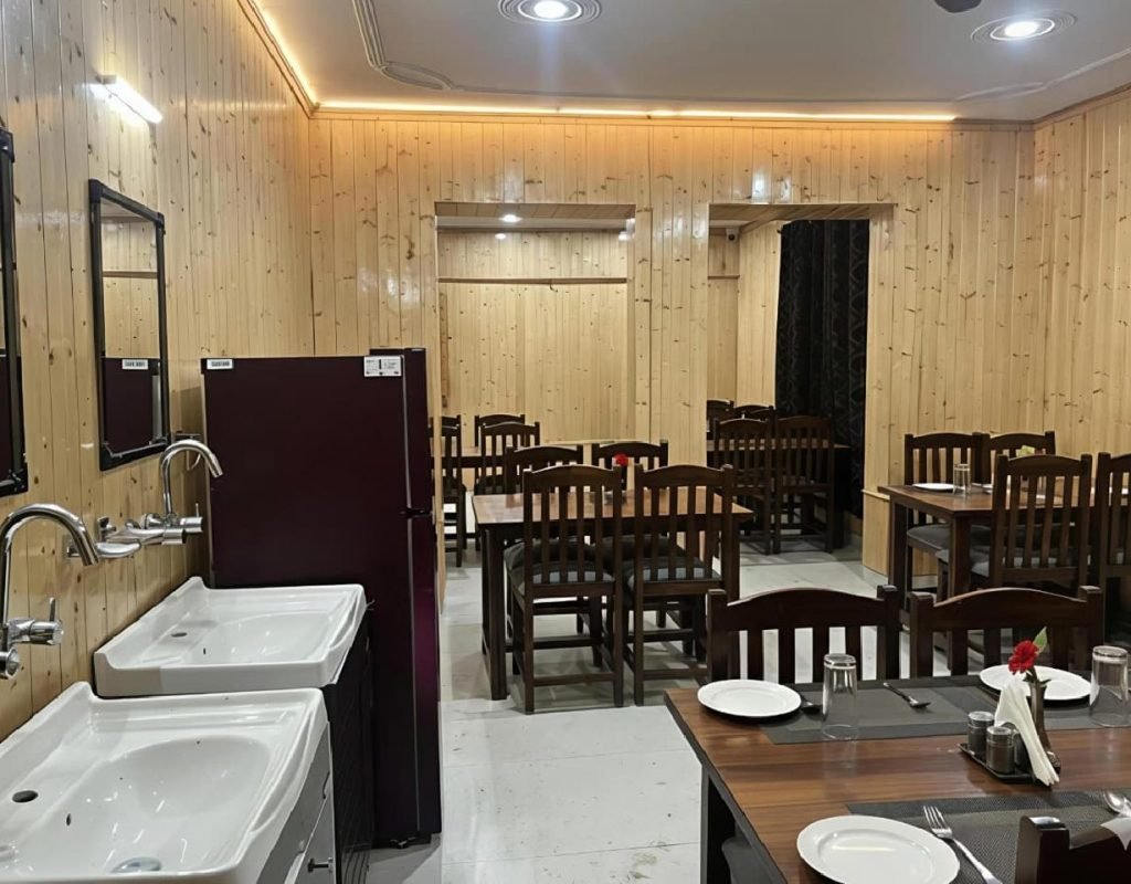 Hotel The Routes Pahalgam Dining