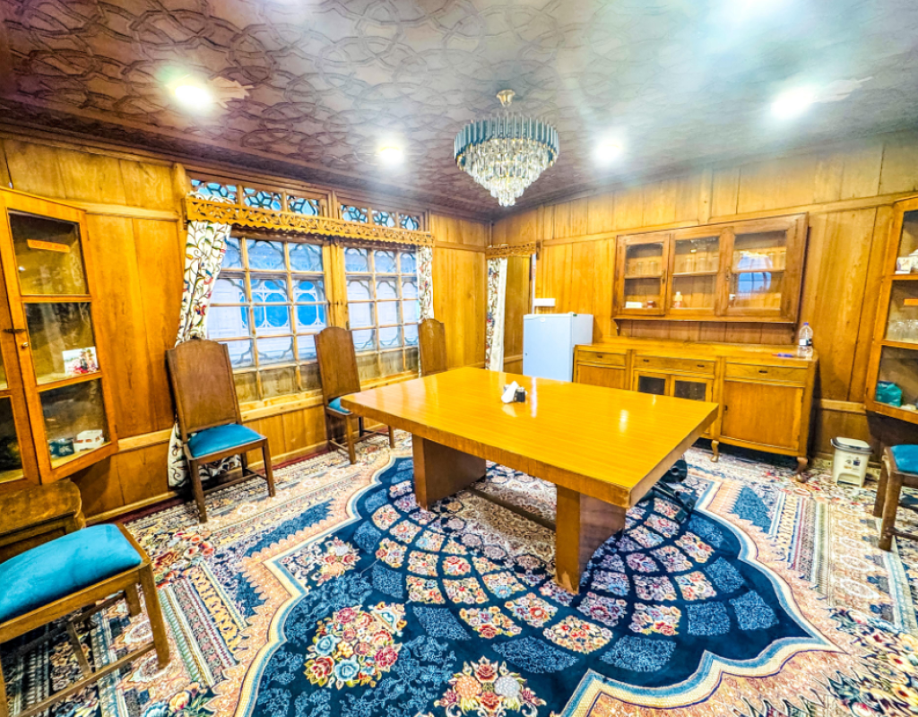 Peacock Houseboat Dining