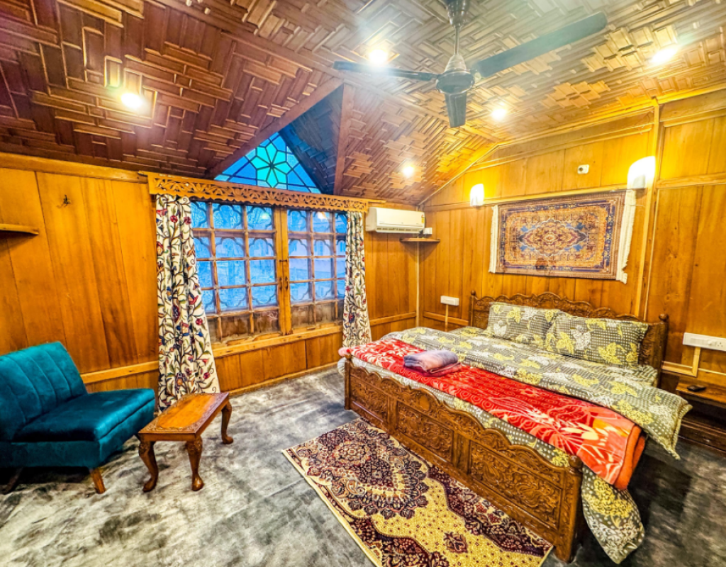 Peacock Houseboat Room