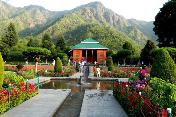 chashme-shahi1